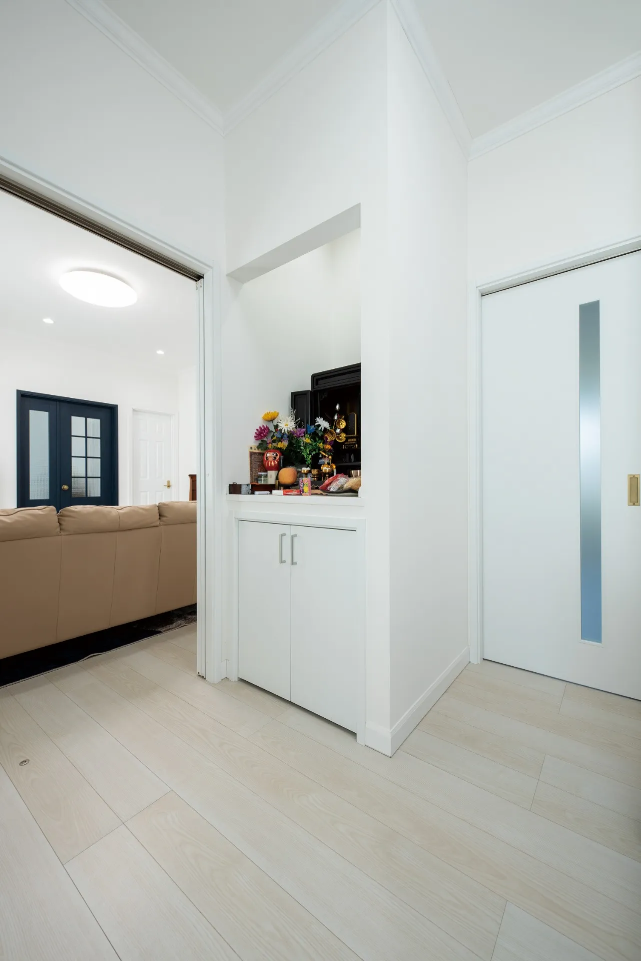 リビングの隣に設けた５帖の仏間。来客時は引き戸を閉めて完全な個室として使用することも可能です。右奥の扉は廊下につながっており、仏間・廊下・キッチン・リビングをぐるりと回遊できるように設計されています。