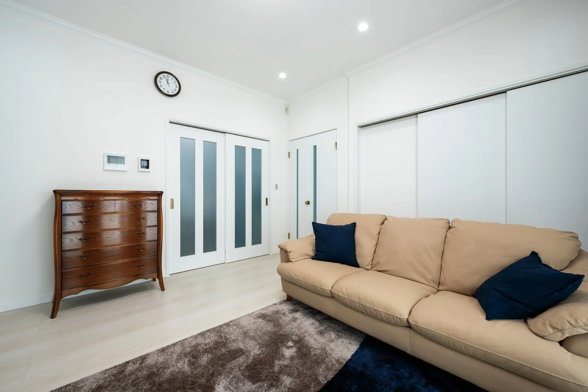 「以前の住まいでは冬場暖房を27℃に設定しても寒さを感じていましたが、新居では20℃で十分快適」、「玄関や廊下、２階の洋室も温度差はほとんどなく、家中どこにいても快適。湿度もほどよく保たれており、乾燥を感じることもありません」と施主様。住宅性能の高さも弊社の魅力ポイントです。