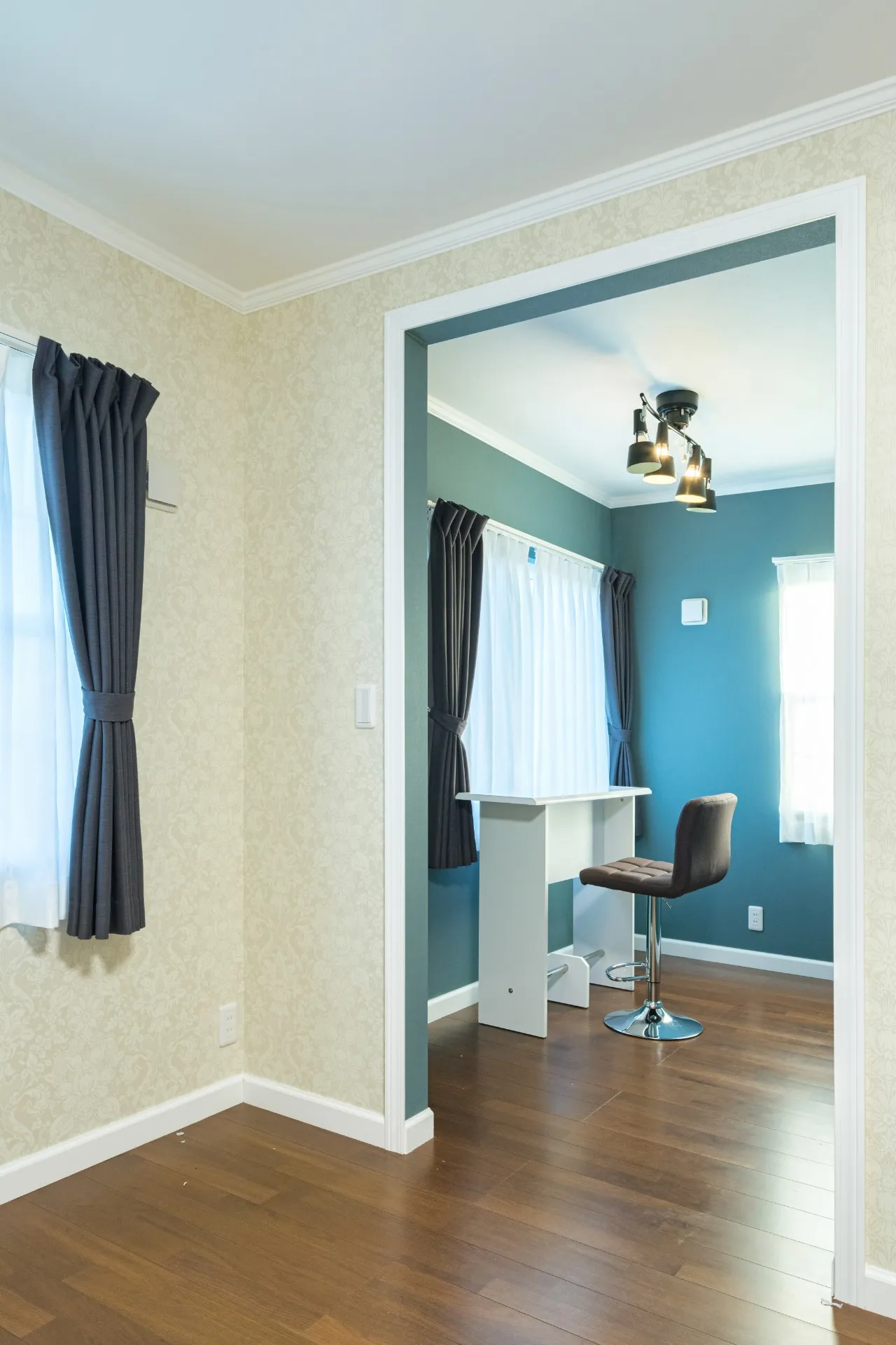 主寝室の中にご計画された書斎スペース。扉や間仕切りは設けず、壁紙の色を切り替えることで空間をゾーニングしています。