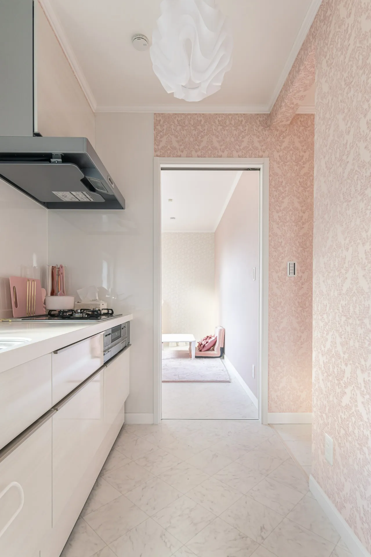 キッチンの隣に、スタッフ様が休憩するためのお部屋を設けました。隣接する施設で働く方もこちらで休んだり、１階のカフェを利用されているそうです。「利用者様のご家族やお客様だけでなく、一緒に働いているスタッフさんもこの建物を気に入ってくれています」と笑顔の施主様。