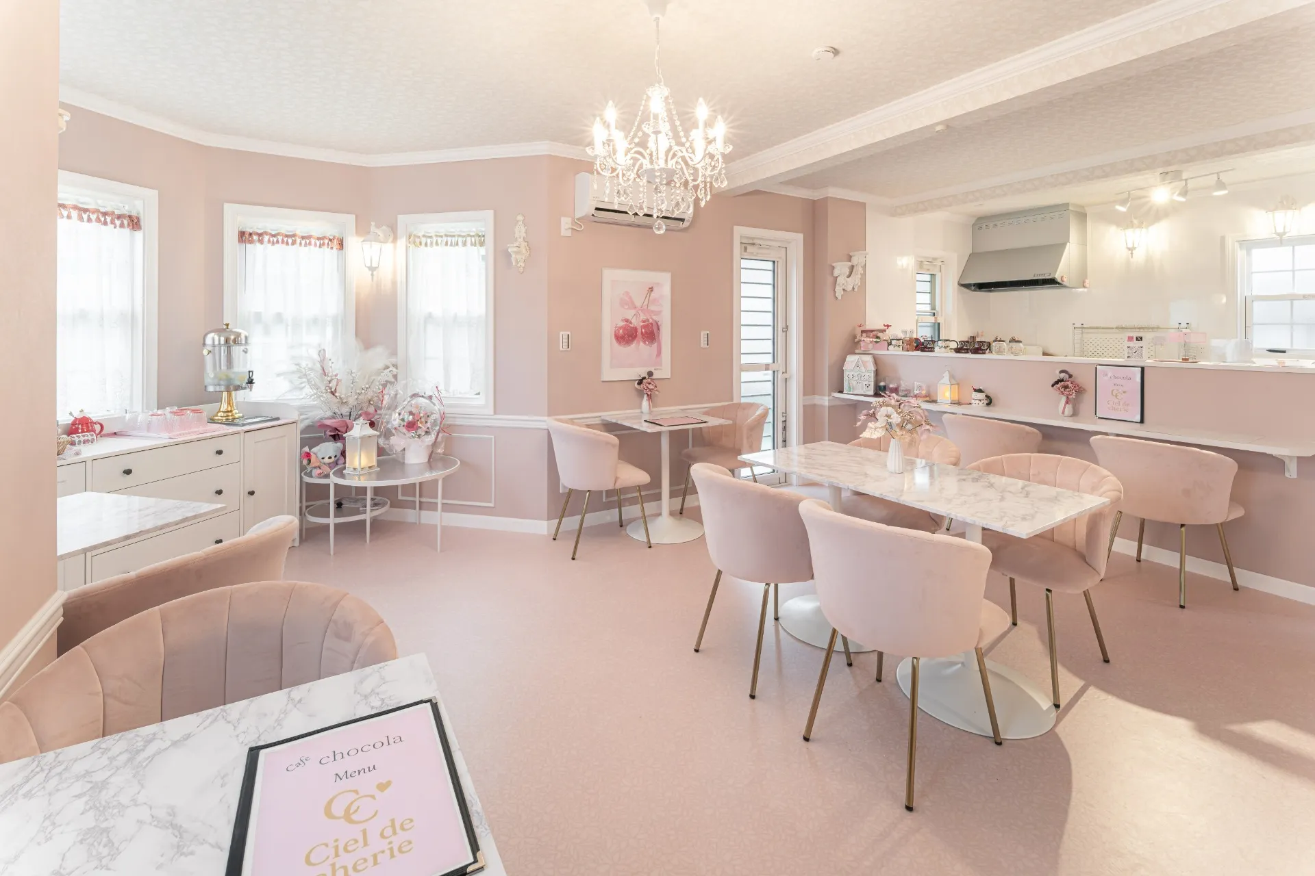 淡いピンクを基調にホワイトやゴールドをバランス良く取り入れ、徹底して「かわいい」を追求したこだわりのカフェ。クロスや床材は標準仕様で、照明や壁面のオブジェなどは施主様支給品。オプションに頼りすぎることなく、コーディネート次第でここまで素敵な空間を叶えることができます。