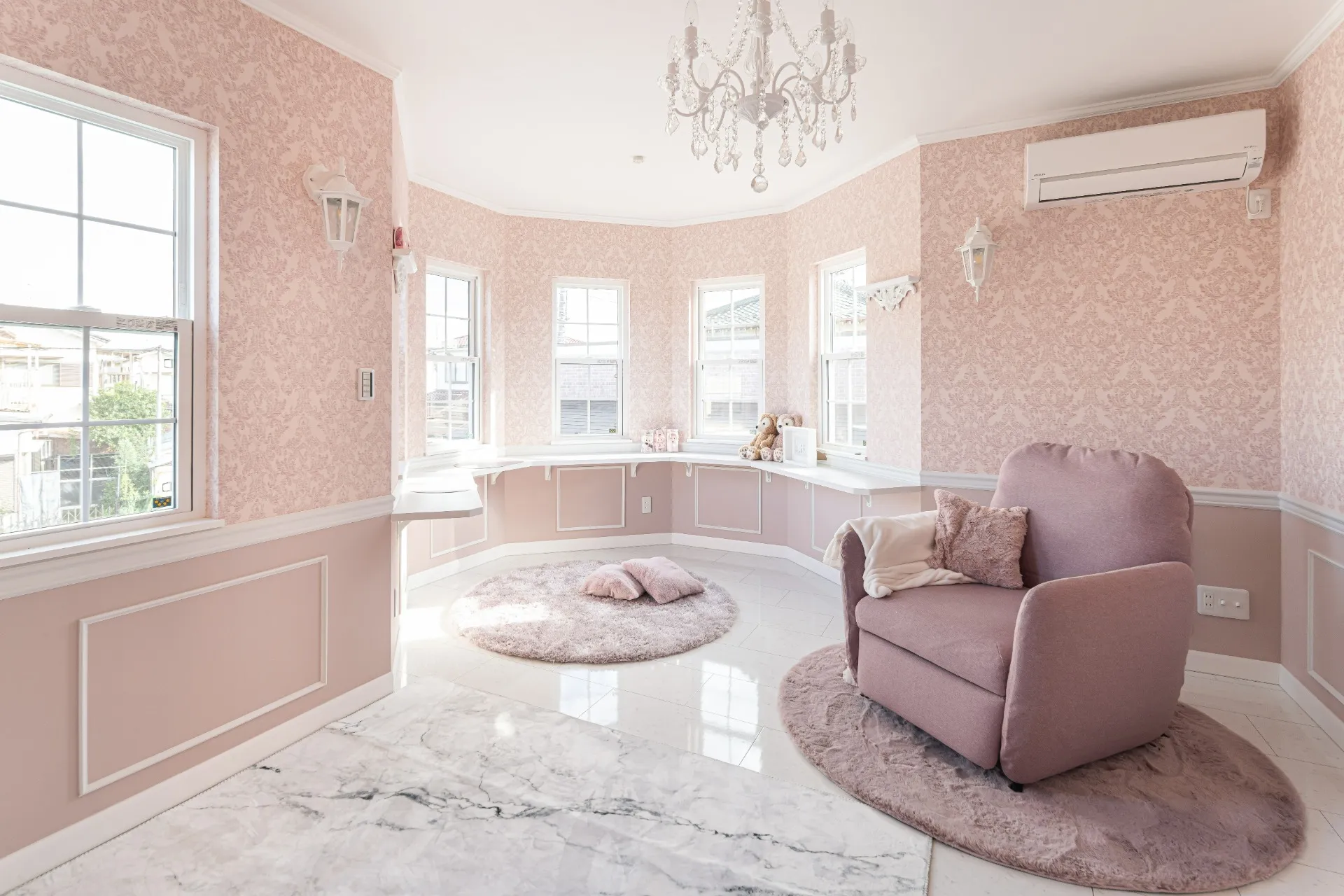 ２階には、お風呂の後にゆったり寛げるリラックスルームも設けました。カフェと同様に淡いピンクを基調としたインテリアですが、クロスや床材を変えることでエレガントな雰囲気を演出。また、外観のアクセントとして魅力的なパノラマ塔屋は、室内にも優美な雰囲気と眺めを与えてくれます。