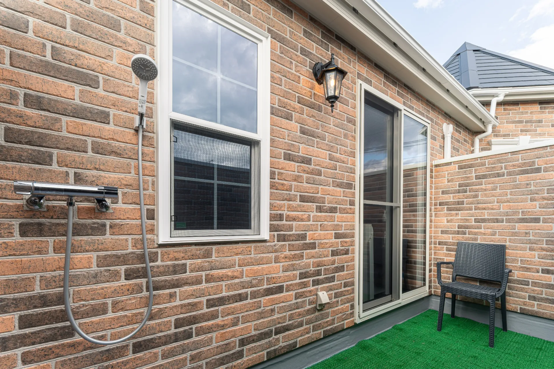 お風呂と直接つながる開放的なバスコート。外の空気を吸ってリフレッシュするだけでなく、シャワーを浴びることもできます。２階かつ高い塀を設けているので、周囲の視線を気にせず過ごせるのも嬉しいポイント。非日常の心地よさを味わうことができる、とっておきの空間です。