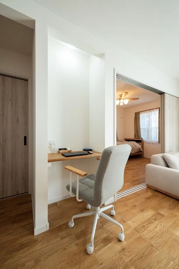 リモートワークをするためのスペースをLDK内にご計画。ちょうど良い高さの造作カウンターやコンセント、下がり壁で見えないように設置した照明など、快適に仕事ができる環境が整っています。