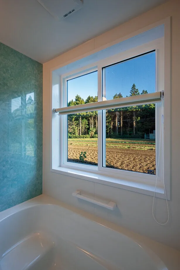周辺環境が気に入って購入した土地であることから、窓から見える景色には特にこだわったというお施主様。思い切ってお風呂に大きな透明の窓を設置し、湯船に浸かってリラックスしながら好きな景色を眺められる贅沢な空間を創出しました。
