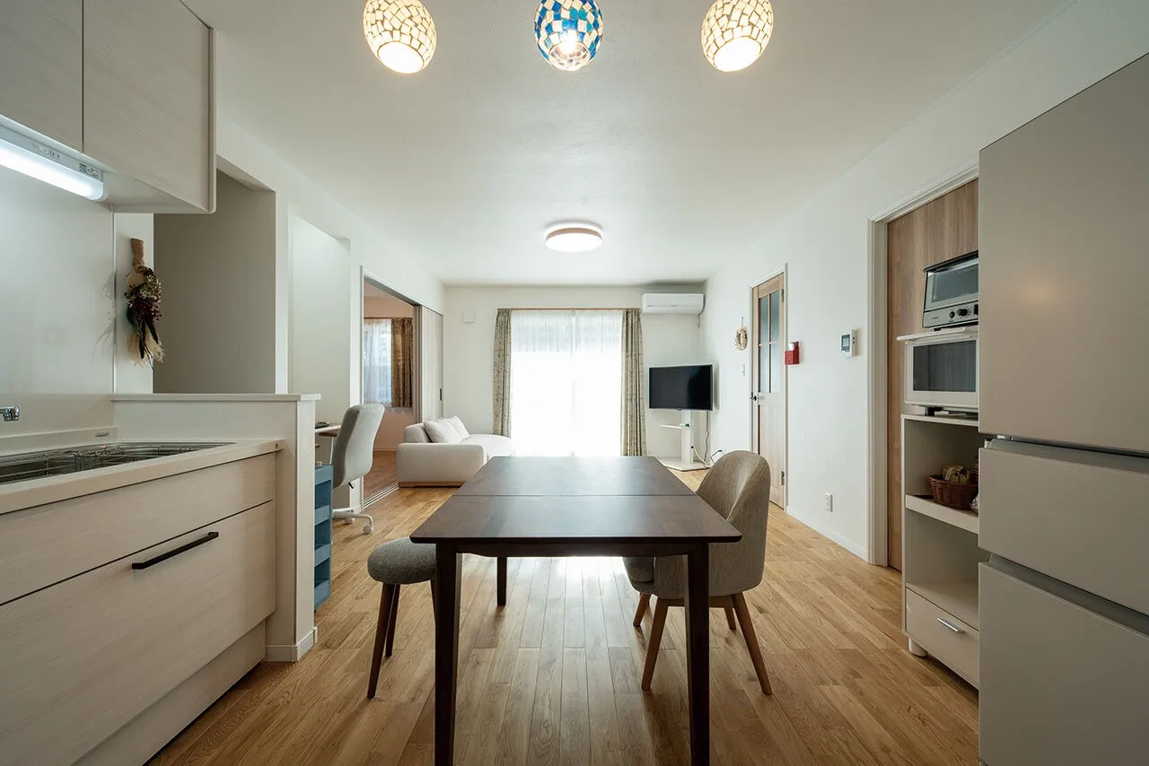 家づくりを始める前に気密性・断熱性について勉強したというお施主様。「ホームページや岡崎さんの話を聞いて安心できそうだと思ったので、性能面はお任せしました。実際夏はリビングのエアコン１台、冬はガスヒーター１台で十分快適に過ごせています」と今の暮らしを心から楽しまれている様子でお話しいただきました。