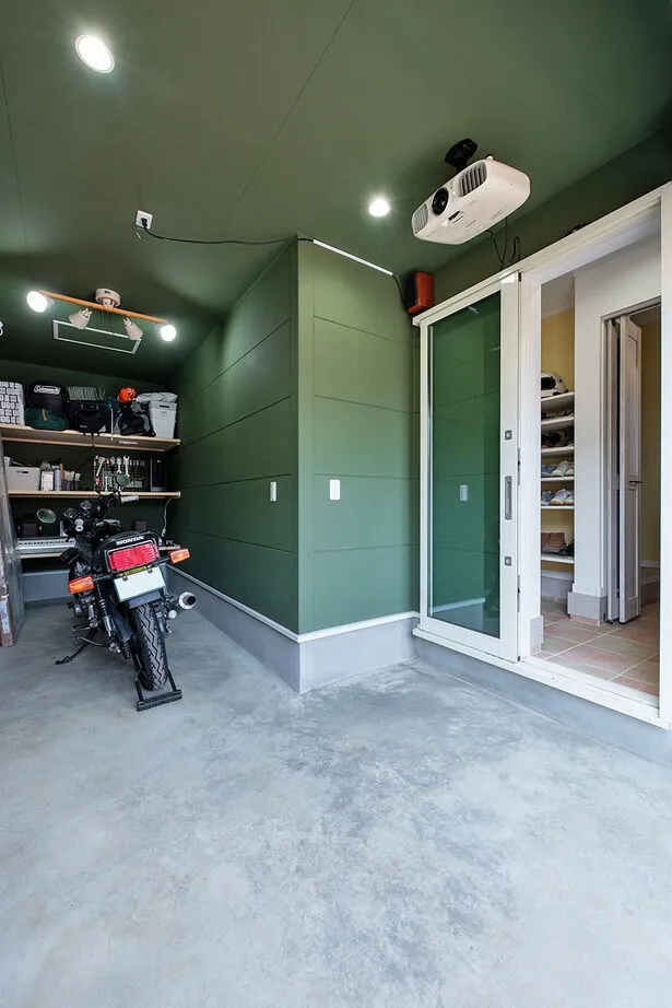 注文住宅を建てるきっかけにもなった念願のバイクガレージ。シューズインクローク・玄関とつながっているので、雨が降っていても濡れずに出入り可能。「バイクを守る・メンテナンスする空間」だけでなく、プロジェクターやピアノを設置して趣味スペースとして活用している