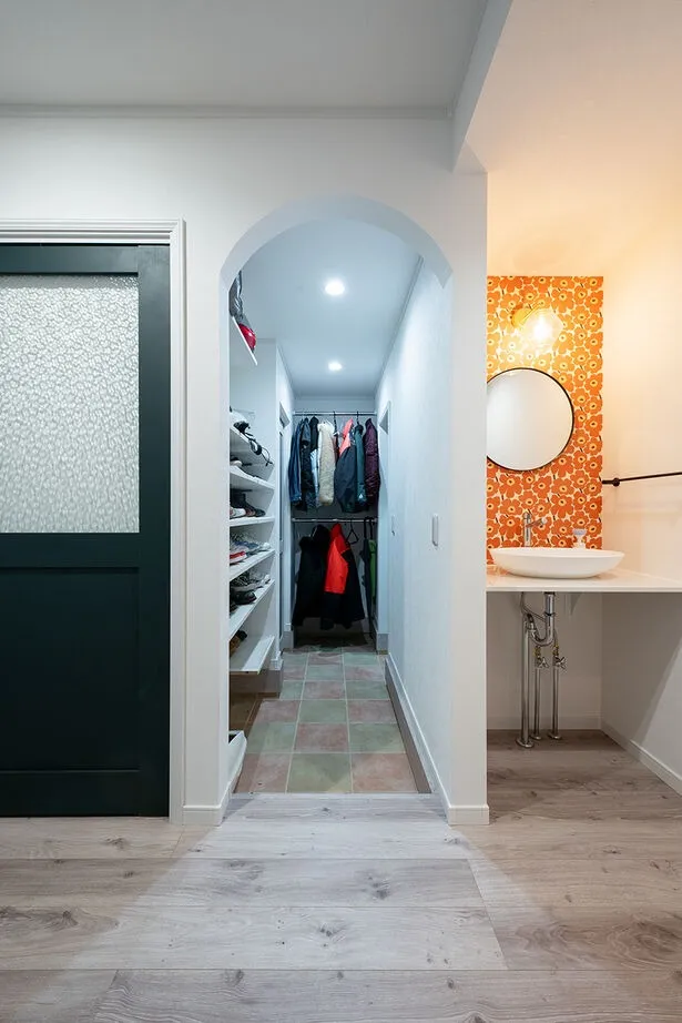 玄関は2WAYになっており、来客時に靴・上着・猫用トイレなど生活感のあるものが見えないように工夫されている。ハンガーパイプは事前に掛ける上着の丈を測って伝えつつ、Sさん夫婦の身長に合わせて施工してもらったという。玄関ホールにはコンパクトな洗面台を設けているので、帰宅後すぐにうがい・手洗いができるのもポイント