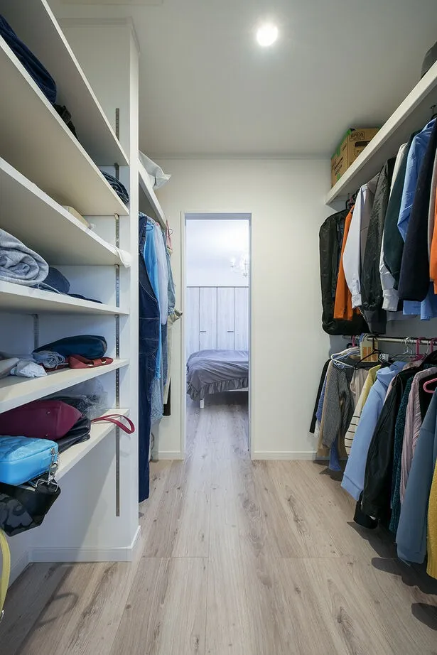 洗面室兼ランドリールーム・ウォークスルークローゼット・寝室を直線上に配置。起床して廊下に出ることなく着替えを済ませ、そのまま洗面室で身支度を整えることができるので、朝の準備がスムーズ