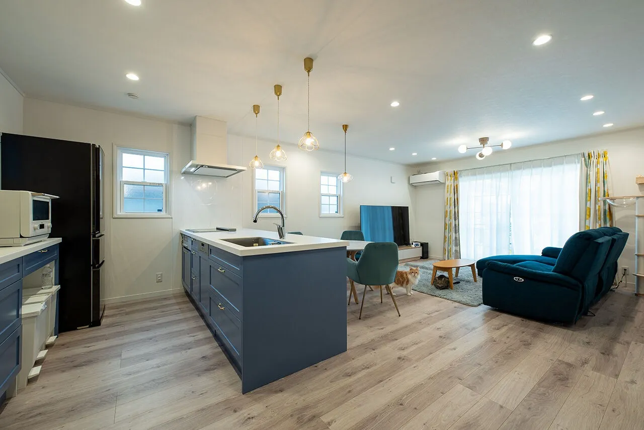 20帖の広々としたLDKでも、ノーザンハウスの家はエアコン１台で十分。住宅性能に関しては「長期優良住宅を取得できる」という点以外あまり気にしていなかったというSさんだが、「新居でひと冬を過ごして、寒さを感じることなく快適に過ごすことができました」と大満足の様子だった