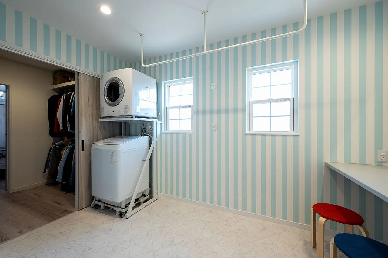 手間のかかる洗濯も、日当たりの良いランドリールームの隣にウォークスルークローゼットを配置することで「洗う・乾かす・しまう」が短い動線で完結。洗濯機の隣には後から収納を置けるスペースを確保し、干渉しないよう窓を程よい高さに設計した